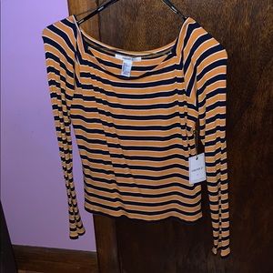 long sleeved black and yellow stripped shirt